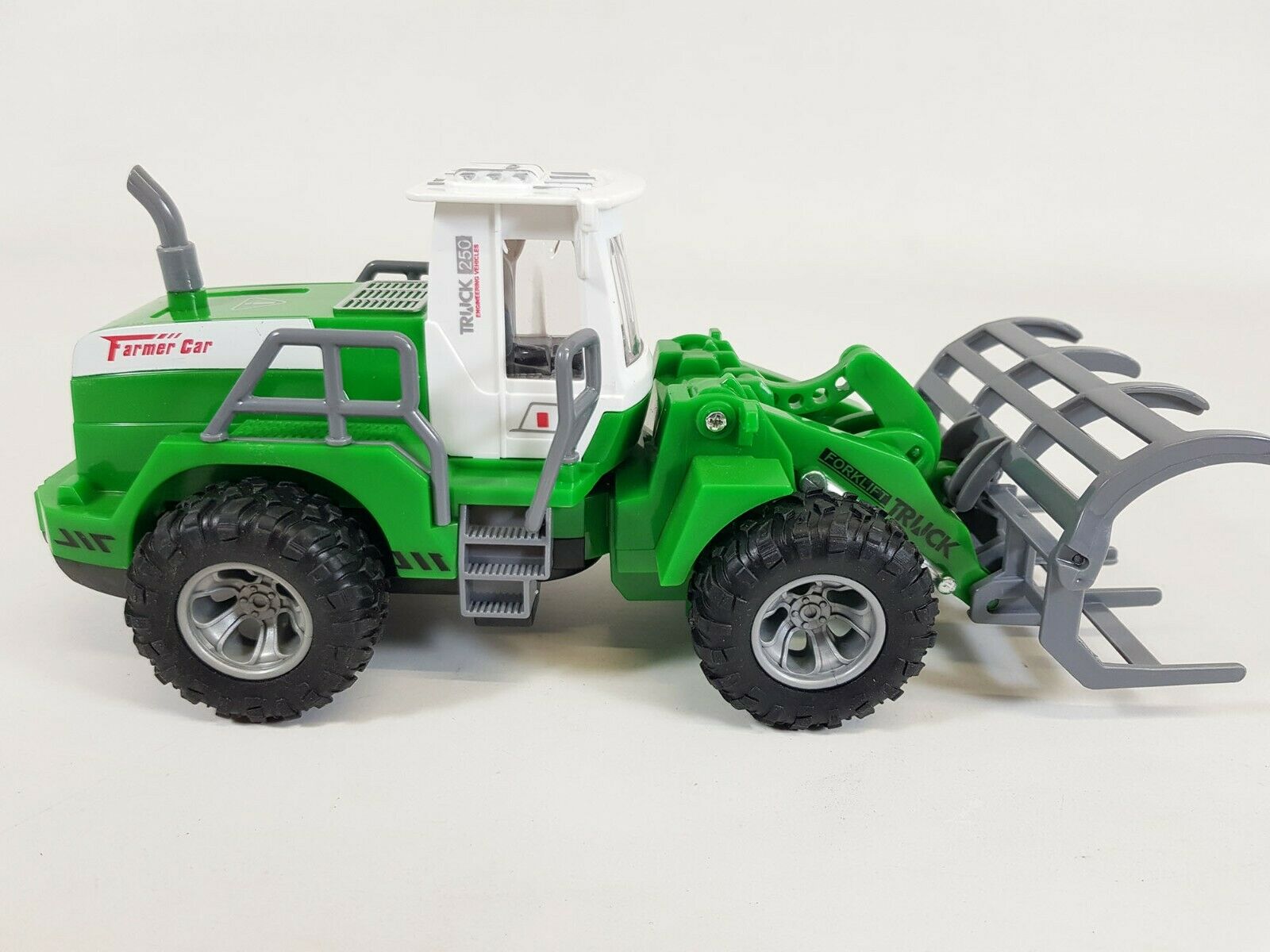 Távirányítós, elemes játék traktor (5)