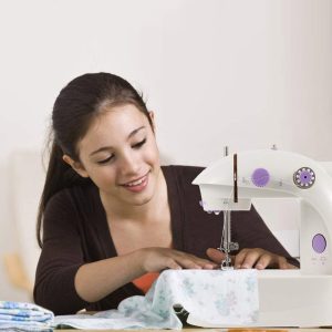 Vezeték nélküli mini varrógép lábpedállal, kettős menettel - csúszásmentes talpakkal, beépített lámpával (BBV) - 3. kép