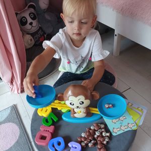 Interaktív, oktató és készségfejlesztő matematikai majom figurás mérleg játék - figurákkal, kártyákkal, számokkal (BBJ) - 9. kép