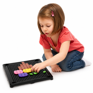 PIXXEL beillesztős fejlesztőjáték – színes formaillesztő készségfejlesztő játék gyerekeknek (BBMJ)